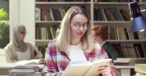 Retrato Jovem Loira Alegre Estudante Caucasiana Óculos Livro Leitura Biblioteca — Vídeo de Stock