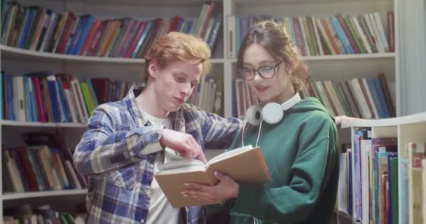 Молодые Кавказские Веселые Юноши Девушки Стоящие Вместе Библиотеке Разговаривающие Время — стоковое видео