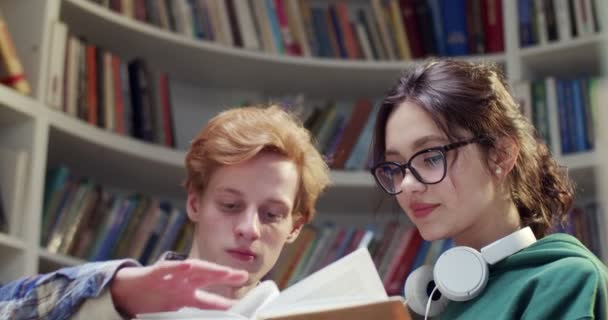Kafkasyalı Genç Neşeli Erkek Bayan Öğrencilerin Kütüphanede Bir Araya Gelip — Stok video