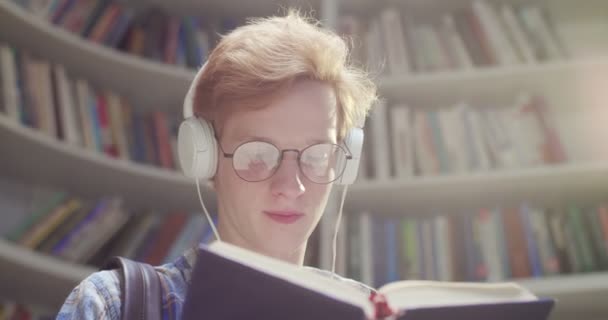 Close Caucasiano Estudante Cabelos Vermelhos Sexo Masculino Óculos Fones Ouvido — Vídeo de Stock