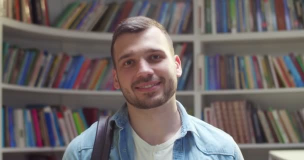 Retrato Tiro Feliz Caucasiano Jovem Estudante Bonito Sexo Masculino Com — Vídeo de Stock