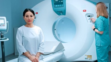 Tıbbi tesisler, modern teknoloji ve MR makinesi. Modern klinikteki tarama masasında oturan hasta biyopsi röntgenini bekliyor. Modern hastane ve sağlık modeli.