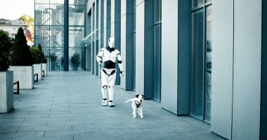Yapay zeka makinesi köpeği binanın bahçesinde gezdiriyor. Robot evcil hayvanlarla meşgul. Yeniliklerle dolu ev işleri.