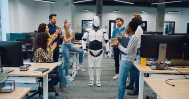 Kameralar beyaz, modern biyonik insana odaklanırken yakınlaşıyor. Robotu çevreleyen ve elleriyle alkışlayan yaratıcılar. Otomatik cihaz hareket ediyor. Kişiye benzemeye çalışıyorum..