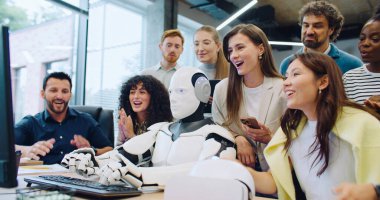 Çok ırklı zeki mühendislerden oluşan bir grup robotlarının metne girişine bakıyor. Program veya yazılımın doğru çalışıp çalışmadığını kontrol ediyorum. Otomatik aygıtın yanındaki kadın ses etkinleştirmesi ile yönetiliyor.