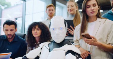 Robotu çevreleyen çok ırklı bir grup insan. Cihazın önünde klavyedeki özel tuşa basma komutu veriliyor. Biyonik kişi ricasını yerine getirir ve yerine getirir. Takım başarıya seviniyor..