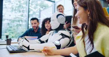 Sayborgların etrafında toplanan çok ırklı insanların yan görüşü. Robot gibi klavyeye bakıp bilgisayardaki zor görevleri tamamlamak. Deneyden sonra haykıran insanlar.