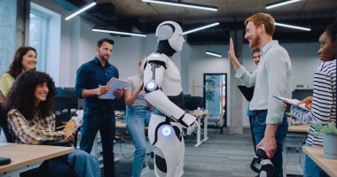 Çok ırklı bir grup insan, insansı robotların basit görevleri yerine getirmesini izlemek için bir araya geliyor. Sorular sorup sonuçları tartışıyorlar. Not defterine her şeyi yazıyorum. Sayborgla iletişim kuran adam.