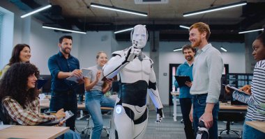 Çeşitli insanlar, insansı robotların basit görevleri yerine getirmesini izlemek için bir araya geliyor. Sorular sorup sonuçları tartışıyorlar. Not defterine her şeyi yazıyorum. Sayborgla iletişim kuran adam.