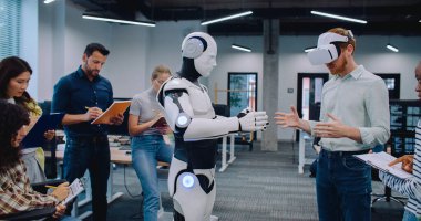 Yaradılış testini tamamlayan çok ırklı insanlar. İnsanımsı robotun bazı hareketlerini ya da donanım yapılandırmasını kontrol ediyorum. Kızıl saçlı, VR kulaklık takan bir erkek. Sayborgun belirli hareketleri takip etmesini sağlamaya çalışıyorum.