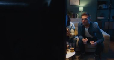 Gergin, beyaz erkek futbol fanatiği arkadaşları oturma odasının karanlığında TV ekranının önünde oturmuş maç izliyorlar. Gol atmak ya da oyun konseptini kazanmak. Kutlayan neşeli adamlar kazanır..