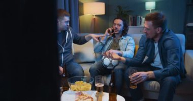Beyaz tenli yakışıklı adam evde en iyi iki arkadaşıyla futbol maçı izlerken telefonda konuşuyor. Pizza ve birayla televizyon karşısında oturmuş arkadaşlarıyla konuşup gülüyorlar..