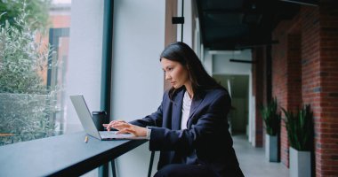 Kamera koridorda dizüstü bilgisayarının önünde oturan sevimli Asyalı kadına doğru yavaşça hareket ediyor. Klavyede yazıyorum. Mesaj giriyor, kameraya bakıyor ve gülümsüyor. İş kıyafeti giyiyor..
