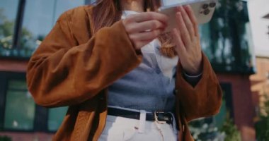 Kafkasyalı ciddi bir kız cebinden telefonu çıkarıyor. Ekranda e- posta okunuyor veya bildirimi kontrol ediliyor. Taraf değiştirip en iyi cevabı düşünüyorum. Sosyal medyaya temiz hava ile bakılıyor.