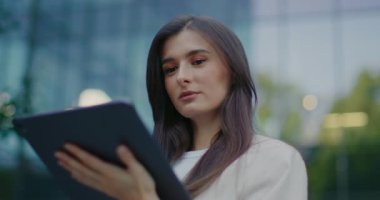 Kameralar beyaz kadınların yüzüne odaklansın. Tablet cihazını yatay olarak tutan kız. Ekrana bakıyorum. İnternette bilgi aranıyor. Sosyal medyayı inceliyorum. Ögelerin fiyatları kontrol ediliyor.