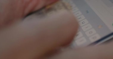 Cep telefonu ekranında yazı yazan insanların yan kamera görüntüsü. Dokunmatik ekranın altındaki küçük klavyeye dikkatlice bas. Modern teknoloji konsepti. Mesajlaşma ya da mesajlaşma.