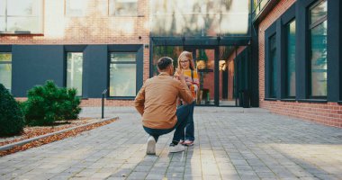Kamera görüntüsü, beyaz bir baba okuldan sonra sevgili kızını bekliyor. Elinde oyuncak ayısıyla babasına koşan güzel bir kız. Çocuk iyi hisleri paylaşıyor ve gündüzleri haber veriyor..