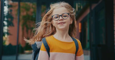 Okuldan ya da anaokulundan eve giderken atlayan güzel beyaz kız. Daha iyi görebilmek için gözlük takıyor. Notları iyi olduğu için mutlu ya da bilgisi için aldığı derslere şükrediyor. Çocukluk kavramı.