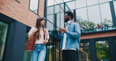 Çok ırklı arkadaşlar birlikte yürüyorlar. Öğle yemeği molasında aktif tartışmalar. Dizüstü bilgisayar taşıyan bir kadın. Gözlüklü ve kıvırcık sakallı bir adam. Temiz havada vakit geçirmek..