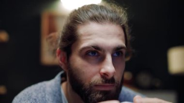 Erkek evde dinleniyor. Futbol maçı izlerken elini kaldıran mutlu adam. Heyecanlı erkek futbol maçı izliyor. Favori takım için neşelenen bir adam. Gol attıktan sonra neşeli adam dans ediyor..