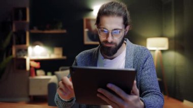 Tasasız bin yıllık göz giysili bir adam elinde dijital dokunmatik bir bilgisayarla evde dinleniyor, bilgi arıyor, mesaj yazıyor, sosyal ağda uzaktan iletişim kuruyor, alışveriş yapıyor..