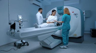 MRI tomografisi yapan doktor. Hasta MRI 'dan geçiyor. Özel klinikteki modern donanımlı dolap. Hemşire şef doktora yardım ediyor. Kısırlık prosedürü. MRI kapsülünde hareket.