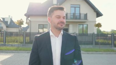 Kafkasyalı orta yaşlı işadamının portresi caddede dikilip kameraya bakıyor. Gayrimenkul. Dışarıdaki takım elbiseli kendine güvenen adama yaklaş. Gün ışığı. Başarı kavramı