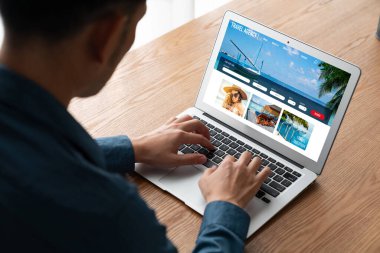 Model arama ve seyahat planlama için internet sitesi uçuş, otel ve tur rezervasyonları için anlaşma ve paket sunuyor