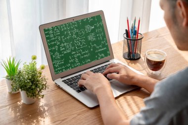 Bilgisayar ekranında bilim ve eğitim kavramını gösteren matematiksel denklemler ve modem formülü