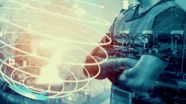 Gelecekteki bina inşaatı ve HUD hologram grafik tasarımı ile yaratıcı mühendislik projesi konsepti. İnşaat mühendisi, mimar ya da inşaat işçisi modern sivil teknoloji ile çalışıyor..