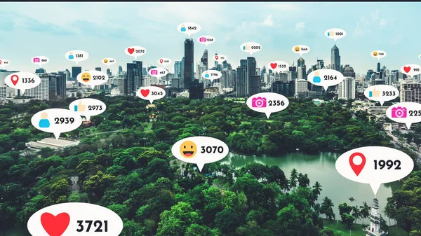 Иконки Социальных Сетей Летают Над Центром Города Показывая Людям Взаимосвязь — стоковое фото