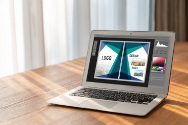 Web sayfasının modern tasarımı ve bilgisayar ekranında gösterilen ticari reklamlar için grafiksel tasarımcı yazılımı