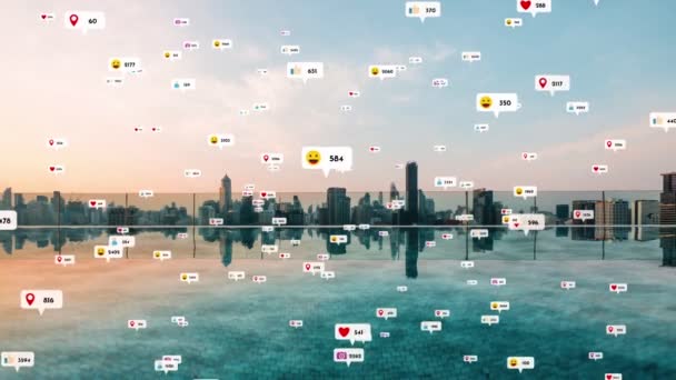 Los Iconos Las Redes Sociales Sobrevuelan Centro Ciudad Mostrando Gente — Vídeo de stock