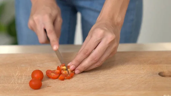 Κοντά Χέρια Κρατώντας Ένα Μαχαίρι Ετοιμάζοντας Ένα Ικανοποιημένο Γεύμα Τομάτες — Φωτογραφία Αρχείου
