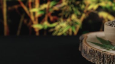 Ahşap kasede bulunan kenevir tohumu bahçedeki yetiştirilmiş kenevir bitkisinin bulanık arka planına sahip yasal yetiştirme tesisinde, kapalı alandaki kenevir tarlasında. Tıbbi amaçlar için kapalı alandaki çiftlikte kenevir tohumu..