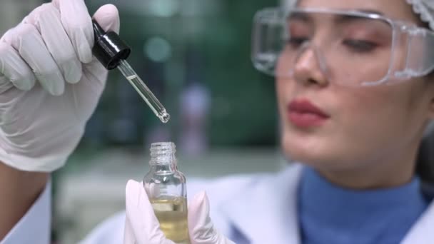 Scientist Test Cbd Hemp Oil Product Curative Cbd Lab Hemp — Stockvideo