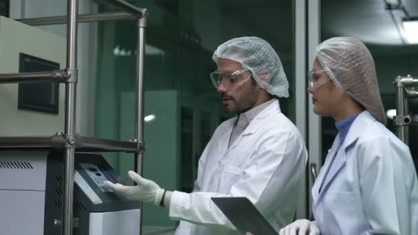 Dua Ilmuwan Berseragam Profesional Bekerja Laboratorium Kuratif Untuk Percobaan Kimia — Stok Video