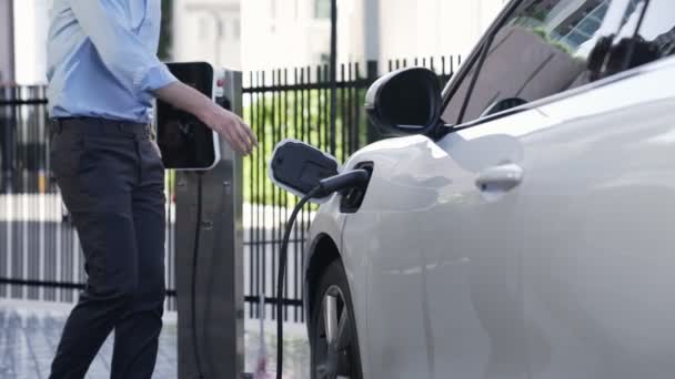 Lerici Işadamı Şehir Merkezinde Dolaşmadan Önce Şarj Cihazından Elektrikli Arabasına — Stok video