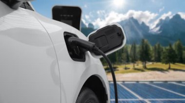 Yenilenebilir ve temiz enerji teknolojisi kavramı, güneş pili ile çalışan EV arabaları şarj ederek eko-dost sürdürülebilir enerji sistemi..
