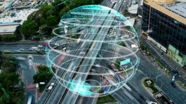 Geleceğin trafik kontrolü için akıllı ulaşım teknolojisi değiştirme konsepti. Sanal akıllı sistem sürücü için şehir caddesindeki araç verilerini bağlamak için sürüş bilgisi analizi yapıyor .