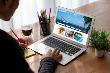 Model arama ve seyahat planlama için internet sitesi uçuş, otel ve tur rezervasyonları için anlaşma ve paket sunuyor
