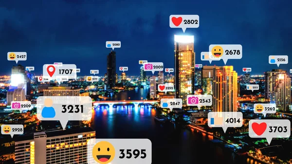 Піктограми Соціальних Мереж Літають Над Містом Показуючи Язок Між Людьми — стокове фото
