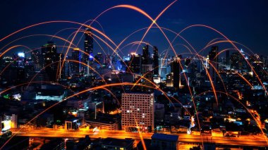 Şehir üzerinde bağlantı ağı karşılıklılığına sahip akıllı dijital şehir. Şehirdeki insanları birbirine bağlayan gelecek akıllı kablosuz dijital şehir ve sosyal medya ağı kavramı .