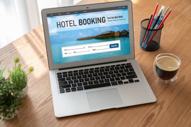 Çevrimiçi otel konaklama rezervasyon sitesi mod rezervasyon sistemi sağlar. Seyahat teknolojisi kavramı .