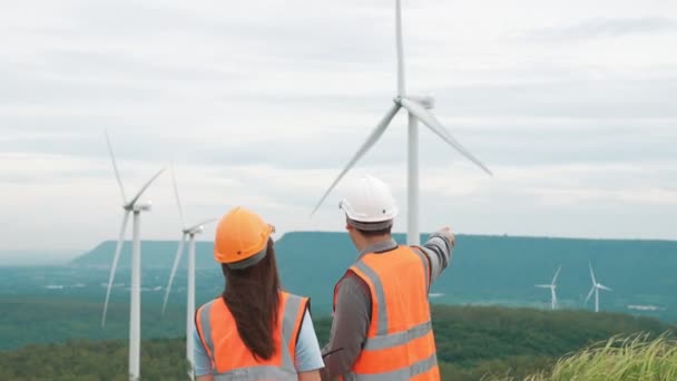 Мужчины Женщины Инженеры Работающие Ветряной Электростанции Вершине Холма Горы Сельской — стоковое видео