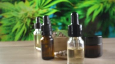 Doğal cilt bakım ürünü. Esrar laboratuarında üretiliyor. CBD yağı, kenevir tohumu ve kenevir bitkisi bahçeli masada nemlendirici krema kavanozu ürünü. Kopyalama alanı