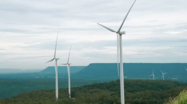 Rüzgarı yenilenebilir enerji kaynağı olarak kullanmanın yenilikçi yolu yeşil tarla veya tepedeki rüzgar türbini çiftliği ile modern yaşam biçimine güç sağlamaktır. Yel değirmeni jeneratörü karbondioksit salınımı olmadan elektrik üretir.