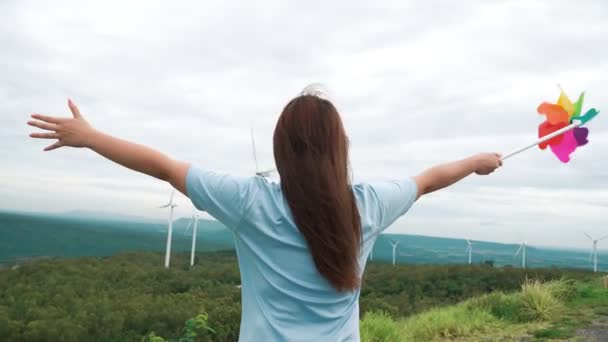 进步的快乐女人的概念享受她在风力涡轮机农场的时光 风力发电机组由风力发电机组组成 风力发电机组在农村一侧 丘陵地带在地平线上 — 图库视频影像