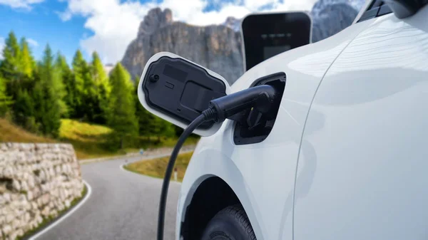 Postępowa Koncepcja Podróży Celu Zatrzymania Pojazdu Elektrycznego Celu Doładowania Energii — Zdjęcie stockowe