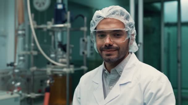 Portrait Man Scientist Uniform Working Curative Laboratory Chemical Biomedical Experiment — Vídeo de stock